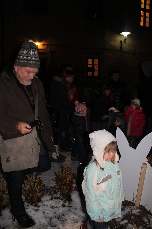 V Králově Dvoře přišly v sobotu do areálu místního zámku oslavit příchod adventu stovky lidí.