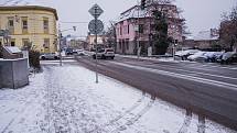 Zasněžené ulice v Berouně v pondělí 12. prosince 2022.
