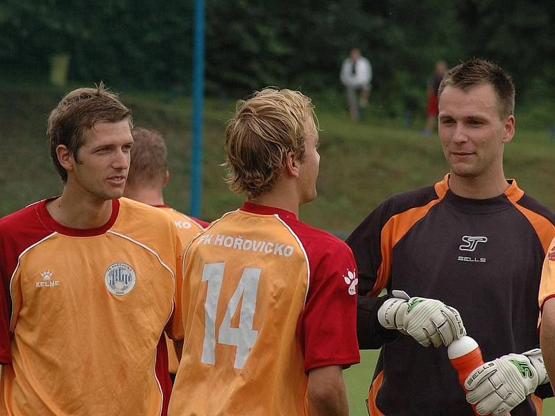 Fotbalisté Vyšehradu sice na půdě Hořovicka v prvním kole poháru vedli 1:0, domácí fotbalisté ale ve druhém poločase výborným výkonem utkání otočili a vyhráli 4:2.