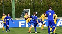 Fotbalisté Králova Dvora (v modrém) vyhráli středočeské derby.