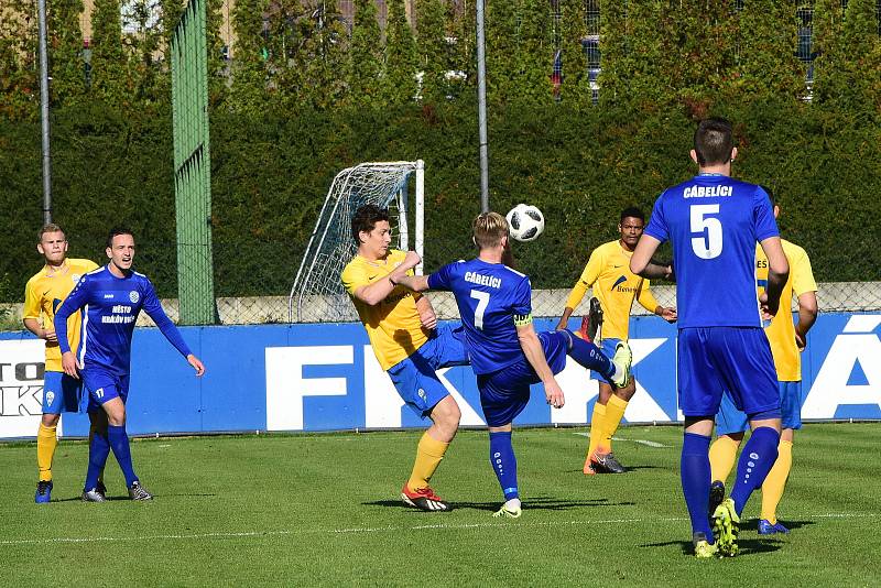 Fotbalisté Králova Dvora (v modrém) vyhráli středočeské derby.