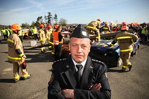 Soutěž hasičů ve vyprošťování osob z havarovaných aut na letišti v Tlusticích na Berounsku.