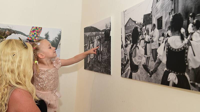 Z vernisáže výstavy fotografií Vladimíra Kasla ve Starém zámku v Hořovicích.