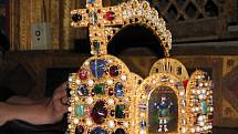 V kapli sv. Kříže hradu Karlštejn se předávala replika císařské koruny