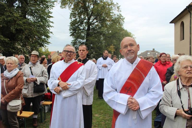 Desítky Ludmil z Česka, ale i Slovenska a stovky dalších lidí přijely v sobotu na Svatoludmilskou pouť, která se už tradičně konala v obci Tetín.