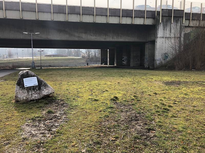 Dálniční most v Berouně, pod kterým byl ve čtvrtek 4. března 2021 ráno nalezen mrtvý muž.