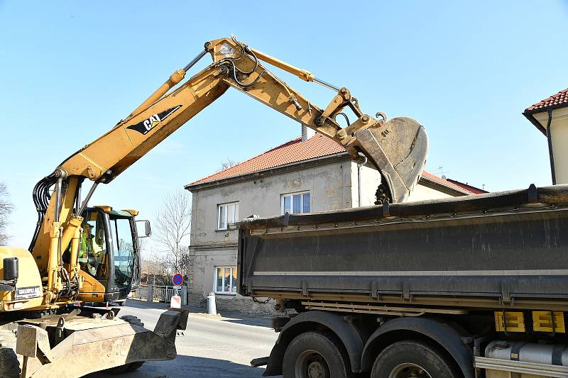 Z rekonstrukce Plzeňské ulice v Králově Dvoře a Berouně.