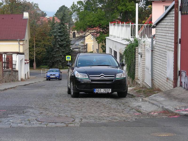 V Hořovicích uzavřeli ulici K Labi, nakonec jí ale nikdo neopravil.