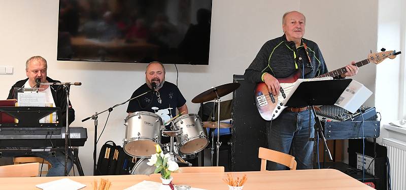 Ze zábavného odpoledne pro seniory s kapelou Milana Bartošíka v Domě s pečovatelskou službou v Králově Dvoře.