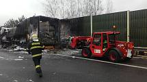 Dopravní komplikace na celé dopoledne přinesl v neděli na pomezí Prahy-západ a Berounska ranní požár kamionu na dálnici D5.