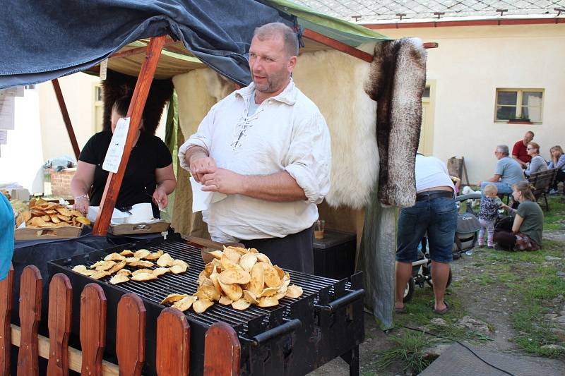 Na zámku v Nižboru zahájili novou sezonu oslavou keltského svátku Beltaine. Zajímavý program plný zábavy přilákal davy lidí.