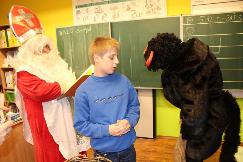 V Základní škole Vráž měli v úterý mikulášskou nadílku. Děti, co neměly čisté svědomí, se čerta bály. Někteří školáci i uronili slzičku.