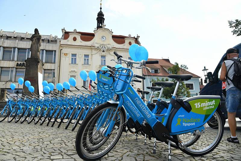 Ze spuštění projektu sdílených elektrokol na Husově náměstí v Berouně.