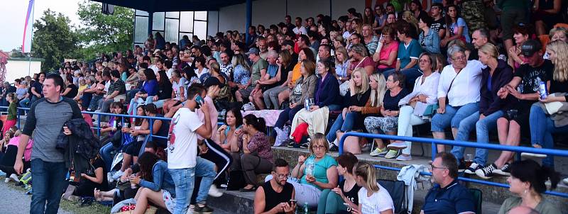 Promítání na fotbalovém stadionu králodvorských Cábelíků.