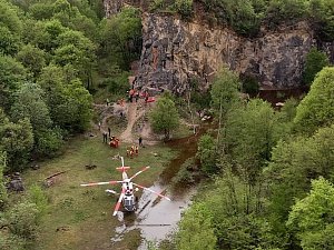 Ze zásahu záchranářů po pádu muže ze skály v Koněpruských jeskyních 15. května 2021.
