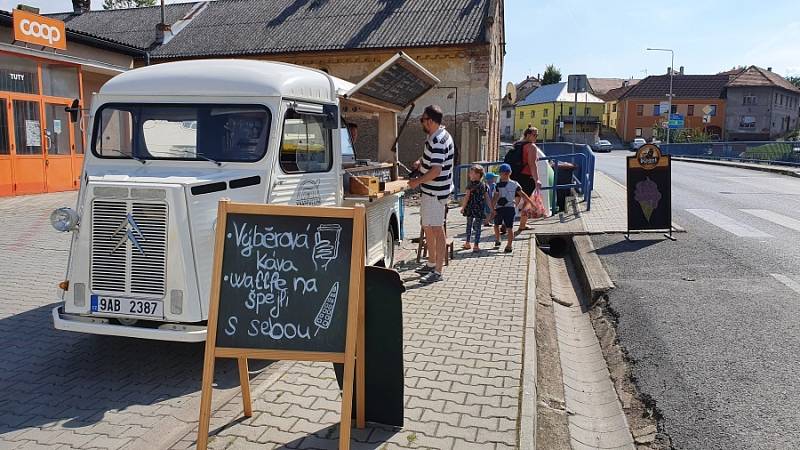 Desítky mopedistů i mopedistek se v sobotu před polednem sešly u obecního úřadu v Lochovicích.