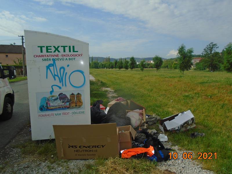 Nelegálně složený odpad v Berouně.