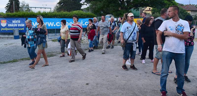 Promítání na fotbalovém stadionu králodvorských Cábelíků.