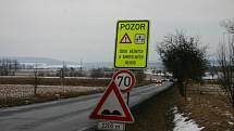 Nebezpečný úsek mezi Žebrákem a Hořovicemi je označen výstražnými tabulemi.