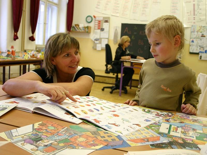 Budoucí prvňáčci přišli k zápisu do berounských základních škol plni očekávání. Jejich úkolem bylo předvést základní znalosti a dovednosti, za které dostali zajímavý dárek