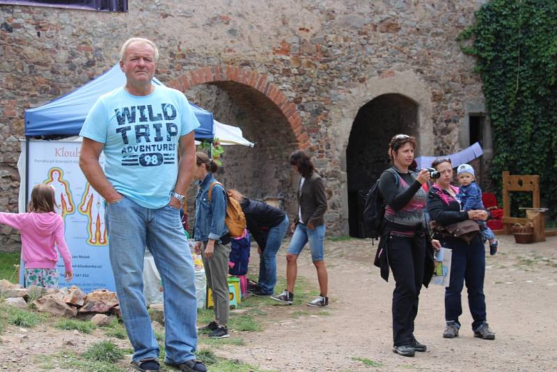 Šermířská utkání z drsného středověku, dobové stánky a další historické zajímavosti si v sobotu užili návštěvníci hradu Točník. 