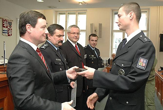 Noví policisté skládali slib na středočeském úřadě.