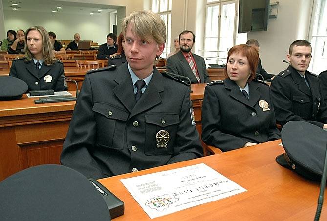 Noví policisté skládali slib na středočeském úřadě.