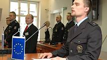 Noví policisté skládali slib na středočeském úřadě.