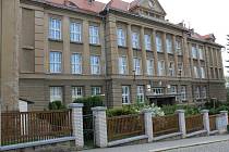 V budově v Jiráskově ulici sídlí kromě 2. základní školy také gymnázium Václava Hraběte.