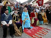 Návštěvníci karlštejnského adventu vzdají hold královně Elišce.