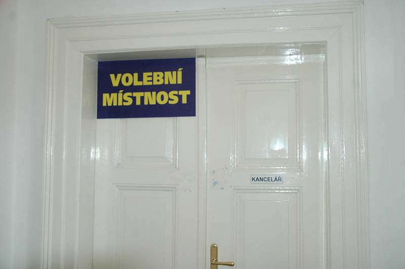 Členky volební komise v Kotopekách čekají na další voliče.