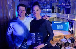 Triatlonista roku: z berounských sportovců si ceny za vynikající druhá místa ve věkové kategorii (40-44 let) převzali manželé Stanislav a Markéta Cibulkovi.