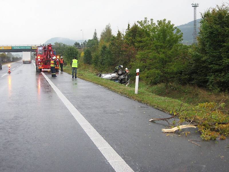 Profesionální hasiči zachraňovali řidiče a bezdomovce