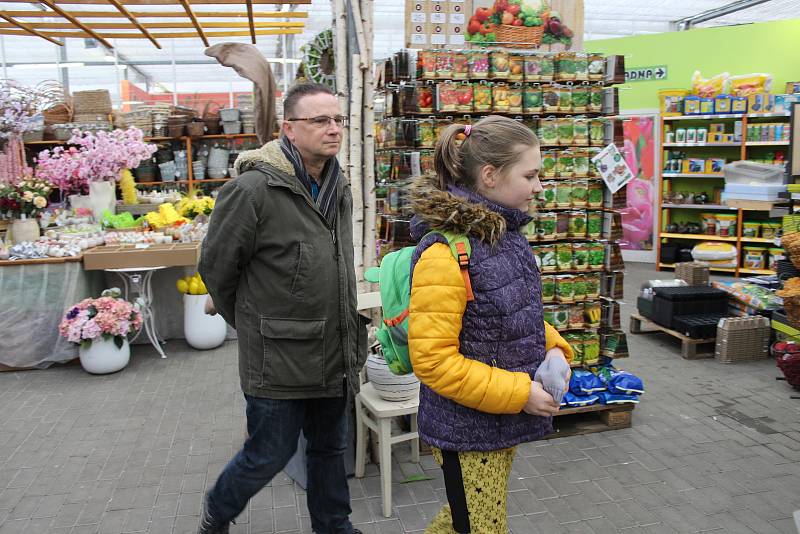 Venku mrzlo, ale v zahradním centru si děti vyráběly jarní dekorace.