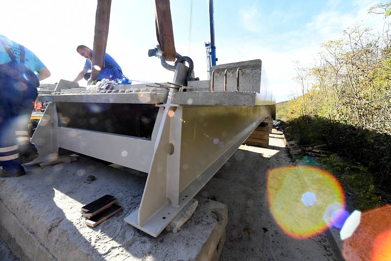 Transport nové lávky pro pěší přes dálnici D5 v Králově Dvoře.