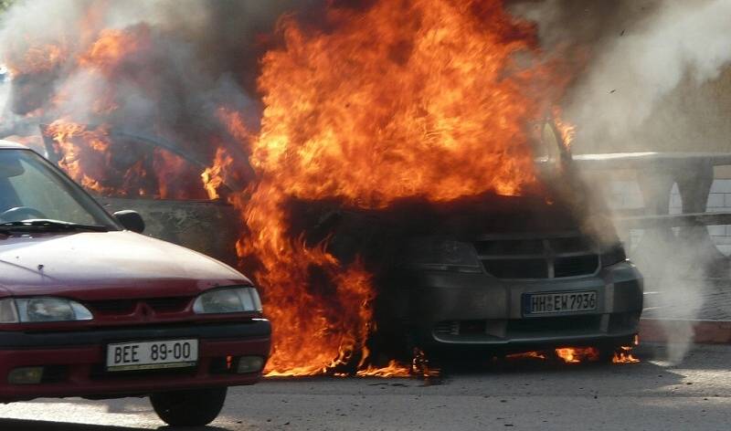 Hořící auto v Králově Dvoře vyděsilo řidiče