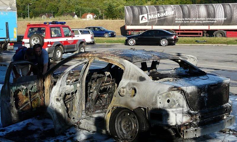 Hořící auto v Králově Dvoře vyděsilo řidiče