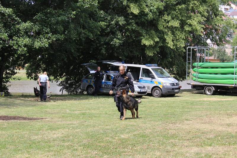 Návštěvníci mohli vidět například ukázku policejních psovodů.