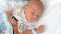 RODIČE Martina a Michal z Králova Dvora přivítali společně na světě 10. června 2016 své první miminko, chlapečka Adama Dřevěného. Adámkovy porodní míry byly 3,58 kg a 49 cm. 