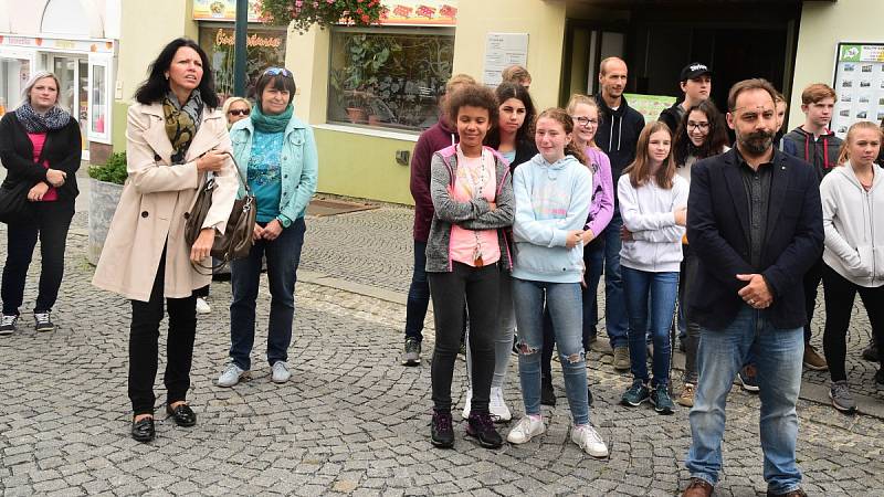 Ze slavnostního zahájení výstavy 'Vzpomínky na Sametovou revoluci' v Galerii Pěší zóna v Palackého ulici v Berouně.