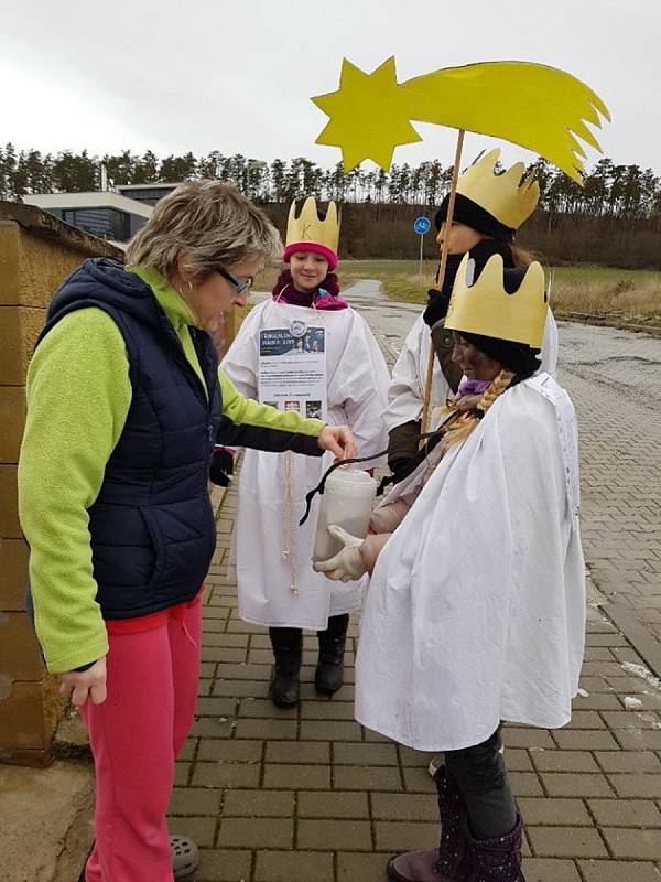 Tříkrálová sbírka na Berounsku a Hořovicku. Králové letos koledovali i v Králově Dvoře.