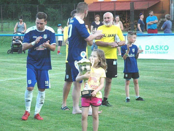 Jako posledním zatím středočeský pohár vyhráli v roce 2019 fotbalisté Komárova.