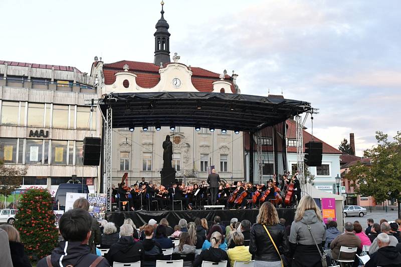 Z koncertu Karlovarského symfonického orchestru na berounském Husově náměstí.