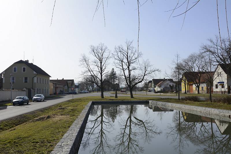 Rybník v Neumětelích je z celkových pěti jediný, který „přežil“. Rybníky původně tvořily soustavu jdoucí shora dolů po návsi.