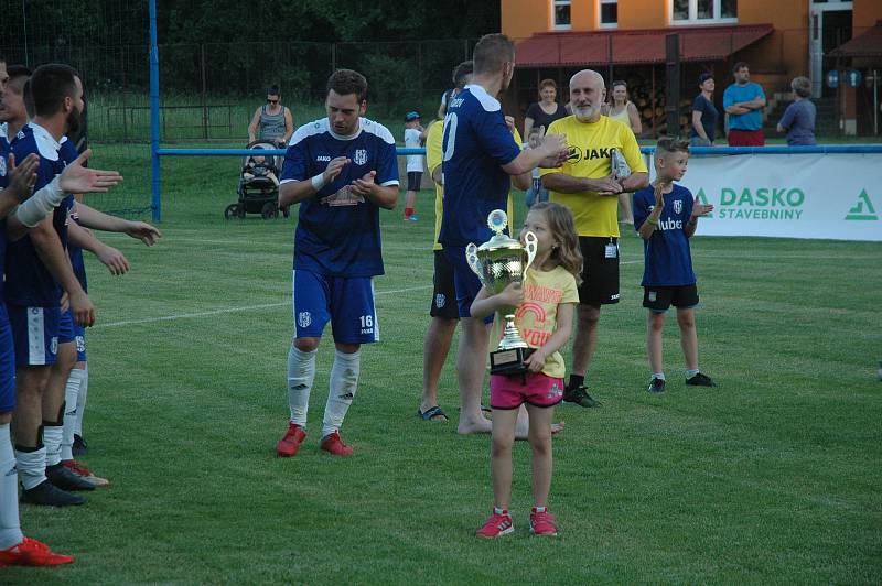 Vítězný pohár získali fotbalisté Komárova.