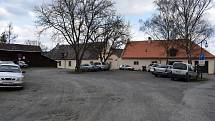 Po celé obci Srbsko u Berouna platí zóna zákazu stání. Srbští si totiž nepřejí, aby v době šíření koronaviru v obci parkovali turisté a návštěvníci.