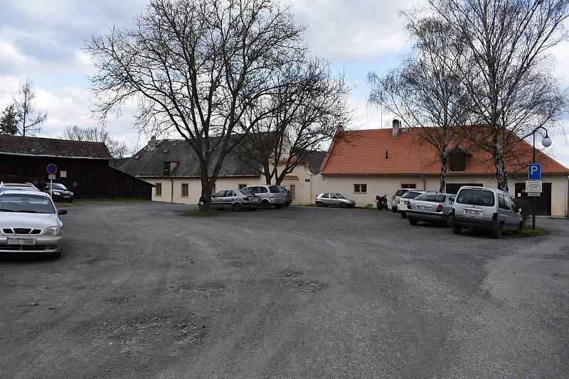 Po celé obci Srbsko u Berouna platí zóna zákazu stání. Srbští si totiž nepřejí, aby v době šíření koronaviru v obci parkovali turisté a návštěvníci.