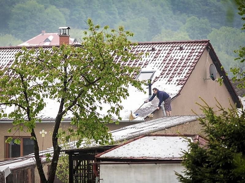 Hořovicko bojovalo s tunami krup.