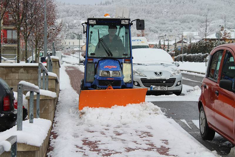 Berounský region zasypal sníh. Na kluzkých vozovkách sjely do příkopů osobní auta, autobusy i sypače.