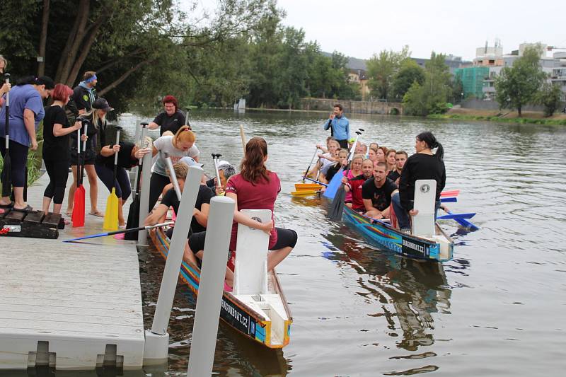 V berounském autokempu bylo o víkendu rušno. Konal se zde už 13. ročník závodů dračích lodí Berounský drak. Jeho součástí byl i Lunapark pro děti.